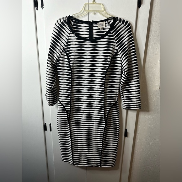 Black and White Textured Dress Size 10 - Picture 1 of 3